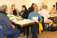 Mehrere Personen sitzen zusammen an einem Tisch.