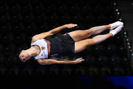 Trampolinturner in der Luft
