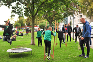 Familien spielen und turnen in einem Park. 