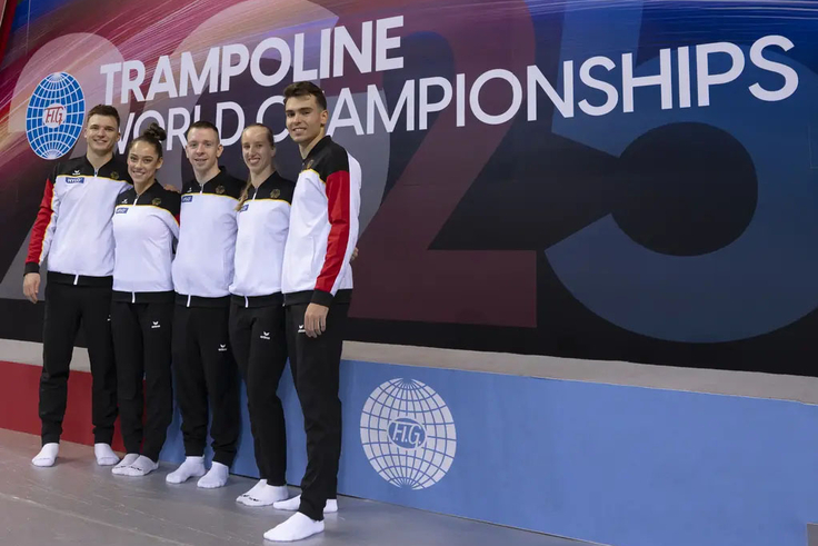 Das Deutsche Team, bestehend aus 5 Personen, stehen vor dem Schriftzug "Trampoline World Championchips)