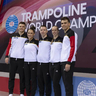 Das Deutsche Team, bestehend aus 5 Personen, stehen vor dem Schriftzug "Trampoline World Championchips)