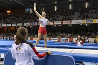 Der Sportler Mathias Schuldt jubelt nach einer erfolgreichen Kür auf dem Trampolin.