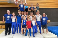 Ein Gruppenfoto von mehreren Turner*innen