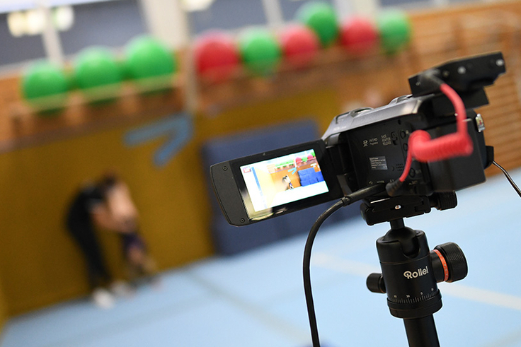 Kamera ist auf Turnerin gerichtet.