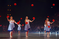 Eine Showgruppe präsentiert eine Vorführung mit Bällen.