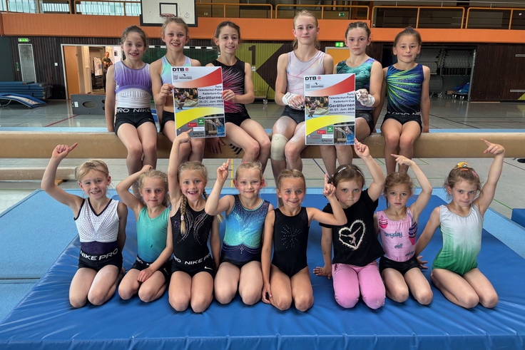 Gruppenfoto von Turnerinnen mit Plakat in der Hand