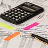 Taschenrechner liegt auf Papier.