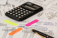 Taschenrechner liegt auf Papier.