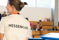 Kampfrichterin von hinten fotografiert mit der T-Shirt Aufschrift Hessen-Kari