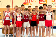 11 Sportler stehen in zwei Reihen für ein Gruppenfoto