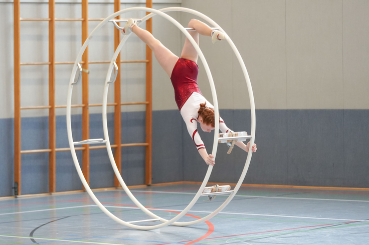Rhönradturnerin bei einer Übung im Rhönrad