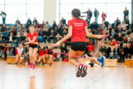 Zwei Mädchen springen Seil bei den Hessischen Meisterschaften im Rope Skipping.