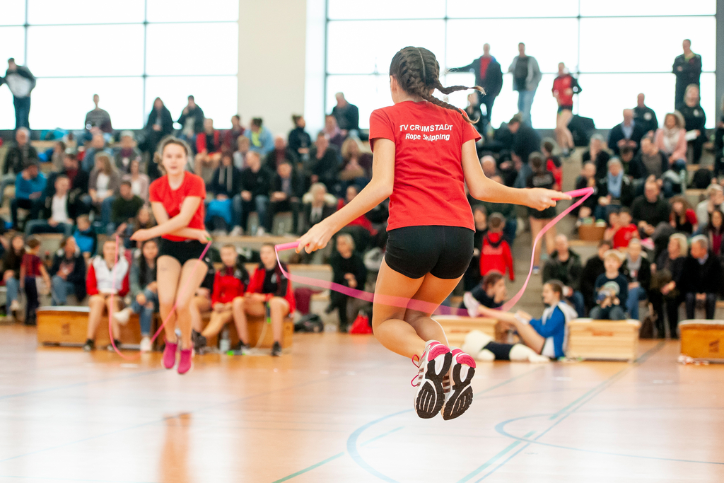 Zwei Mädchen springen Seil bei den Hessischen Meisterschaften im Rope Skipping.