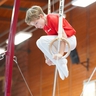 Junger Turner im Stütz an den Ringen