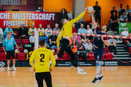 Zwei gegnerische Spieler treffen beide über dem Band den Ball