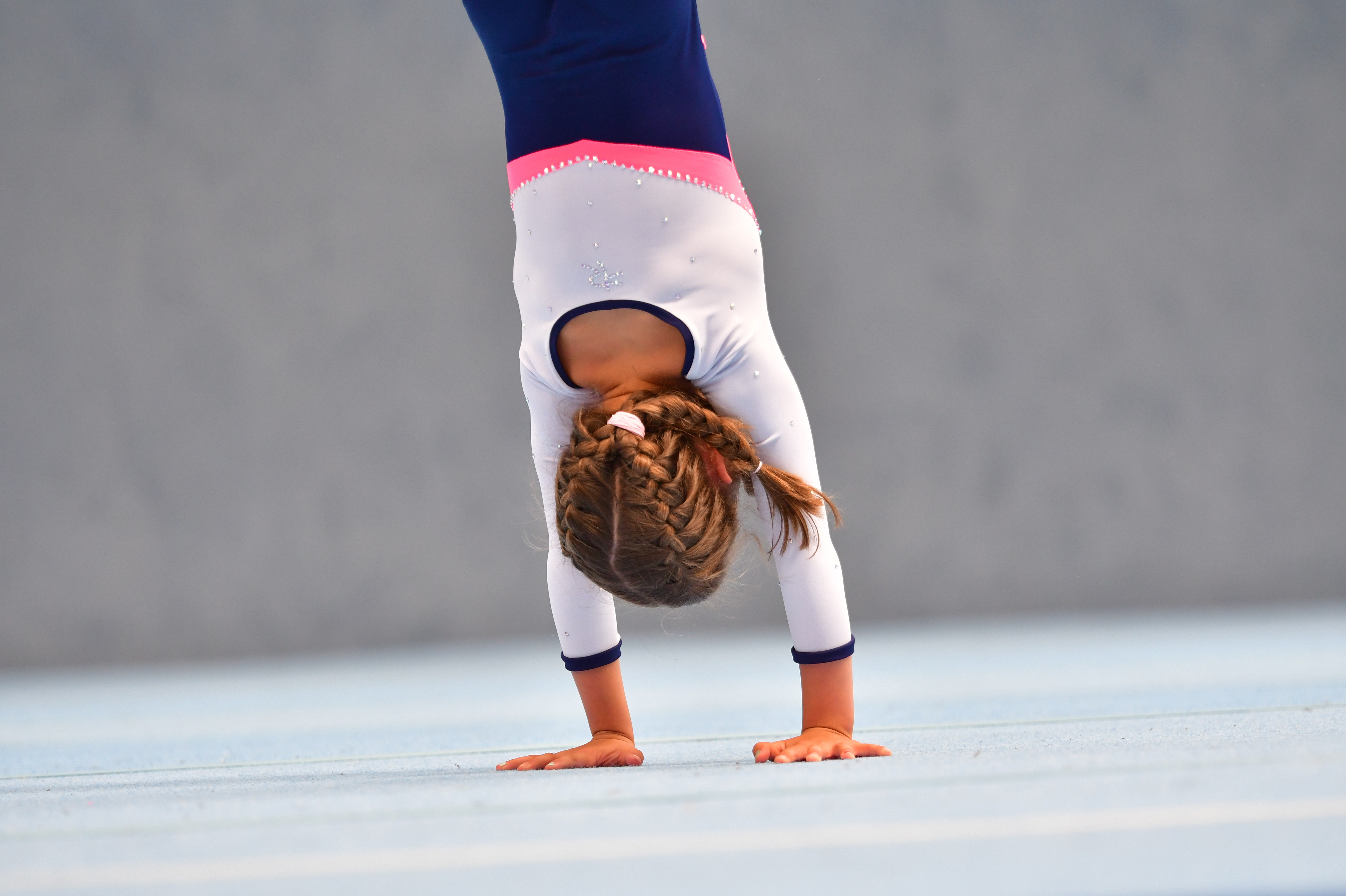 Ein Mädchen macht einen Handstand.
