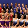 Gymnastinnen in Kostümen posieren für ein Gruppenfoto.