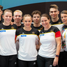 Die Trampolinturner*innen posieren für ein Foto mit ihren Trainer*innen.