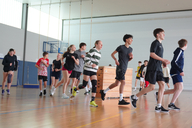 Gruppe von Schüler und Schülerinnen läuft durch die Halle.