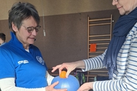 Zwei Übungsleiterinnen mit zwei Bällen.