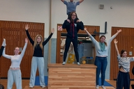 Mehrere Personen zeigen gemeinsam eine menschliche Pyramide.