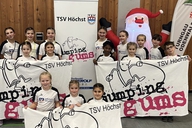 Eine Gruppe Kinder steht vor einem Plakat.