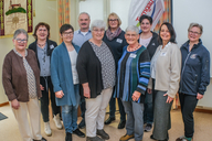 Eine Gruppe von Personen hat sich aufgestellt für ein Gruppenfoto.