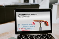 Ein Laptop mit der Aufschrift zur Veranstaltung.