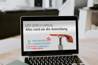 Ein Laptop mit der Aufschrift zur Info-Veranstaltung.