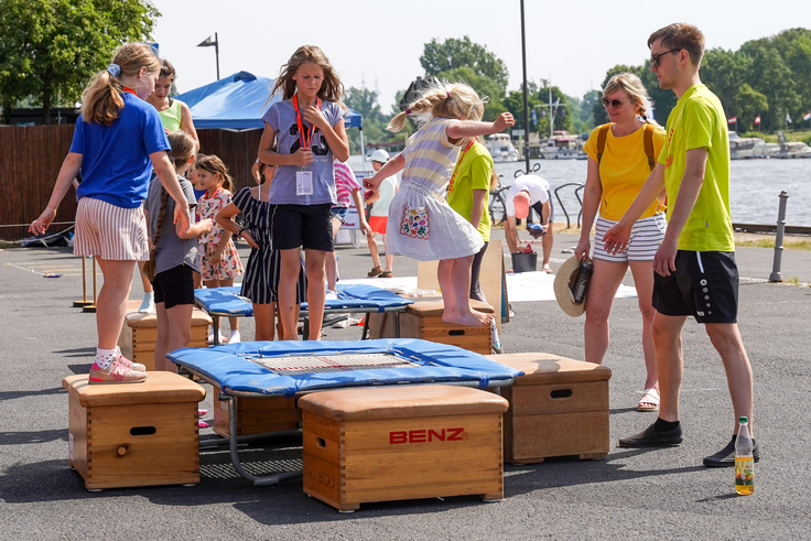Ein Kind springt auf einem kleinen Trampolin.